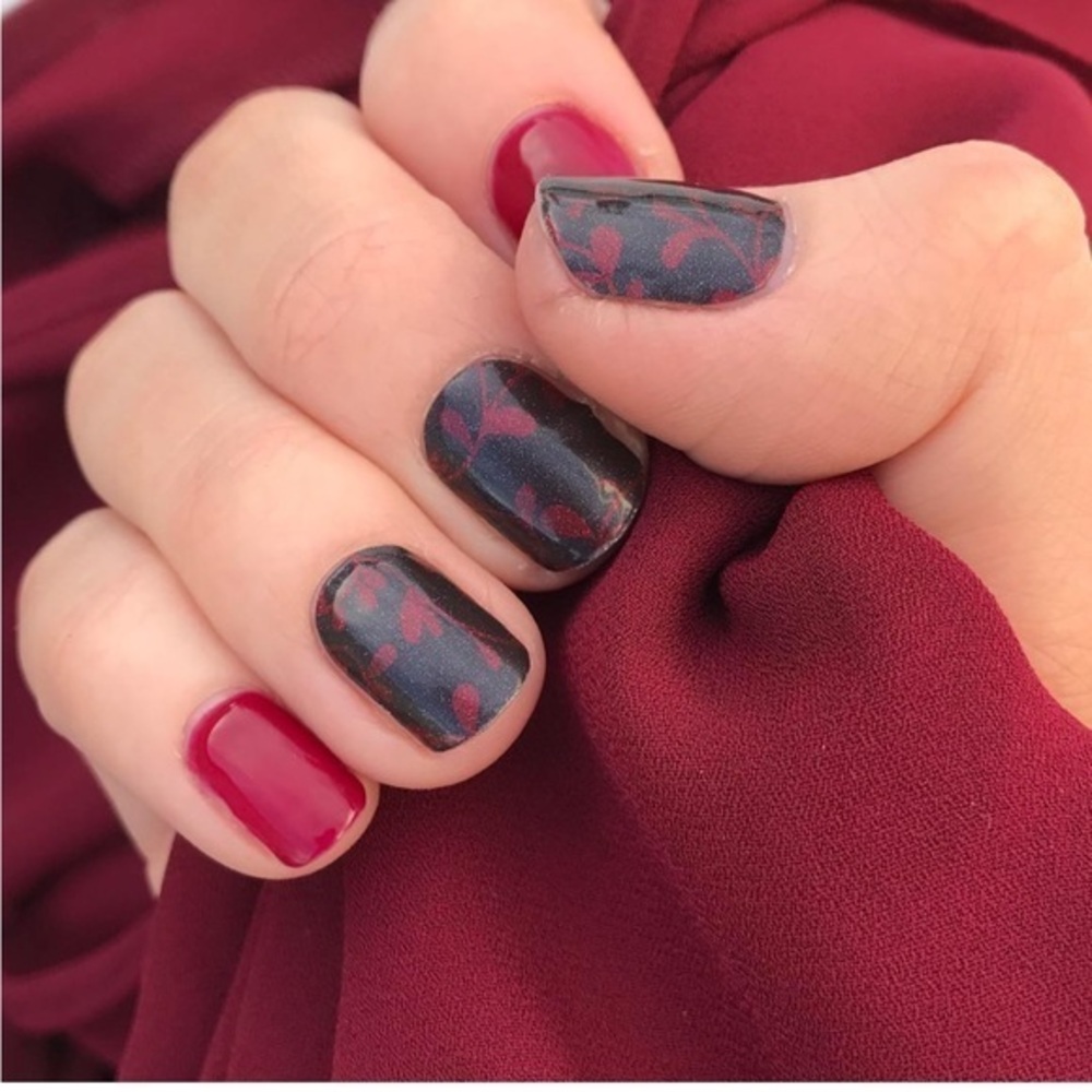 💅🏼3/$30💅🏼ECLIPSE OF THE HEART Red and Black Sparkle Jamberry Wraps